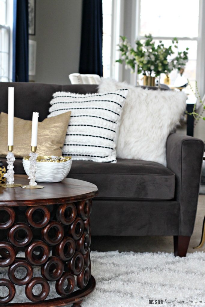 How To Style A Sofa 2 Diffe Ways
