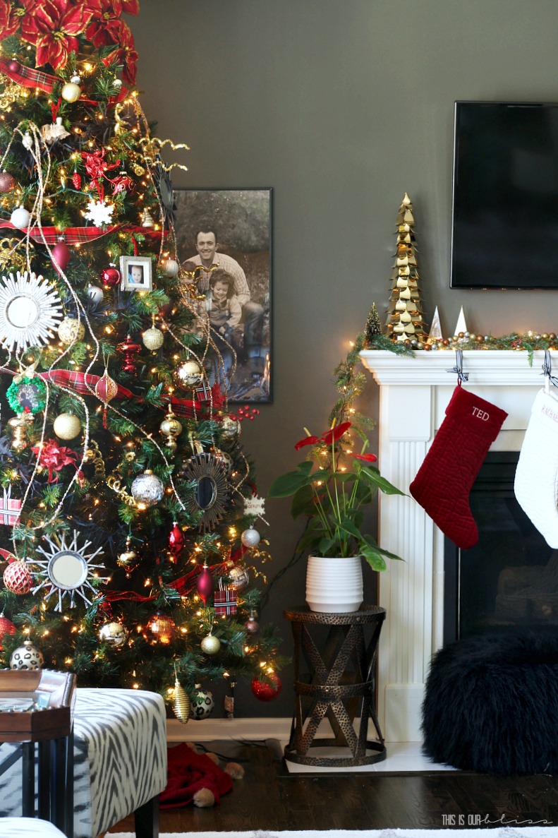 A Very Merry Christmas Tour - SImply Red Christmas Family Room with Classic decor