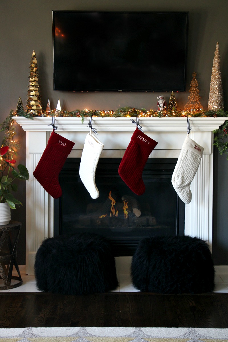 A Very Merry Christmas Tour - SImply Red Christmas Family Room with Classic decor