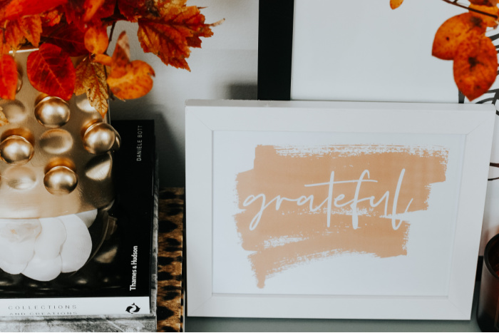 Grateful art print on the entryway table