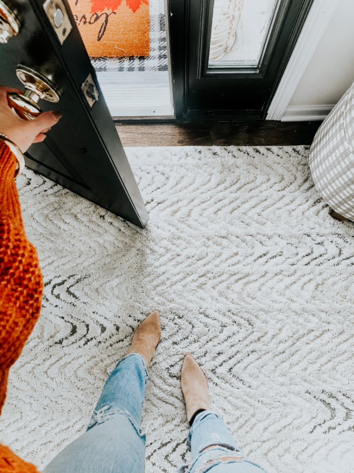 How to Create a Cozy Entryway in 5 simple steps - how to welcome guests into your home - cozy, textured rug in the entryway - This is our Bliss #entrywayrefresh #entrywayrug