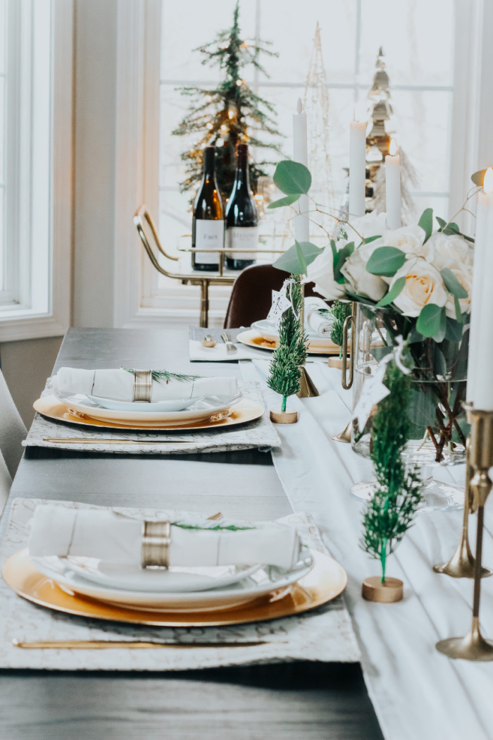 An elegant Christmas table with white and gold - Simple Neutral Christmas Dining Room