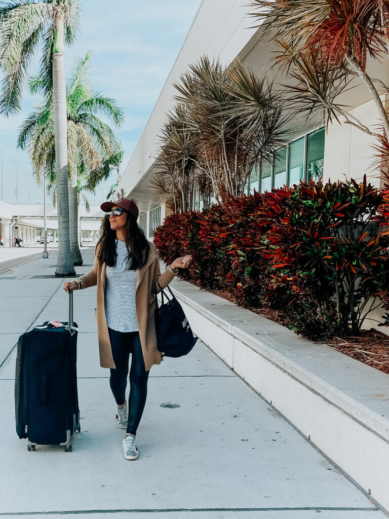 Easy travel outfit idea - this is our bliss #travelstyle #traveloutfitidea #easytravelstyle