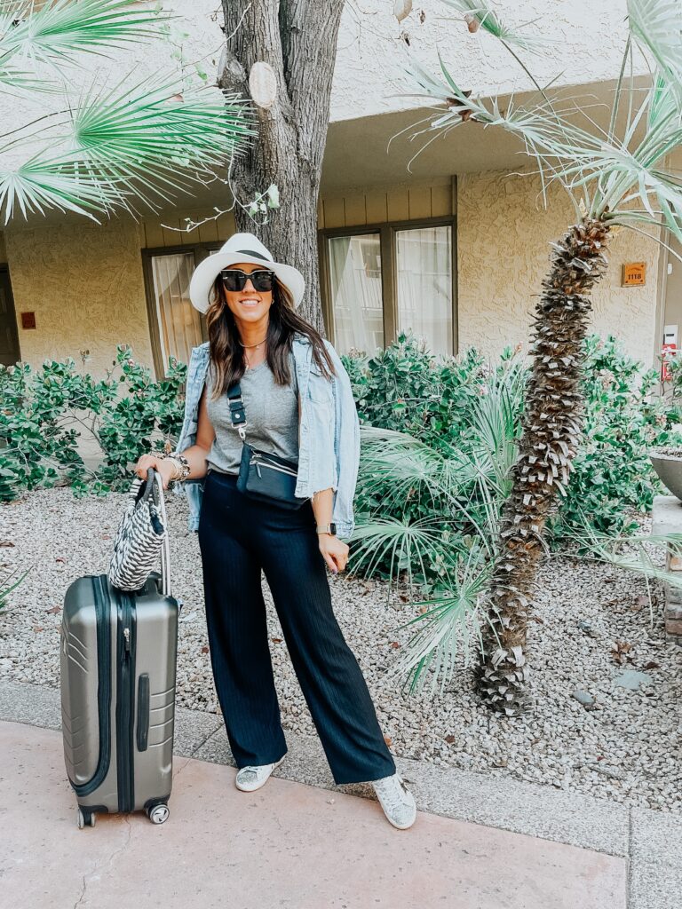 Relaxed travel outfit idea - this is our bliss - easy travel look
