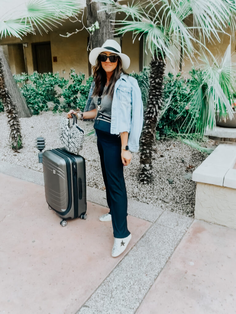 Relaxed travel outfit idea - this is our bliss - easy travel look