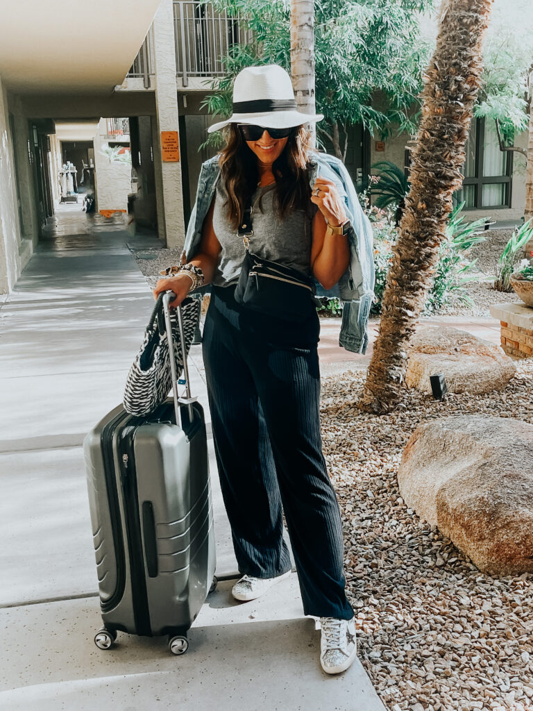 Relaxed travel outfit idea - this is our bliss - easy travel look #simpletraveloutfit #traveloutfitidea